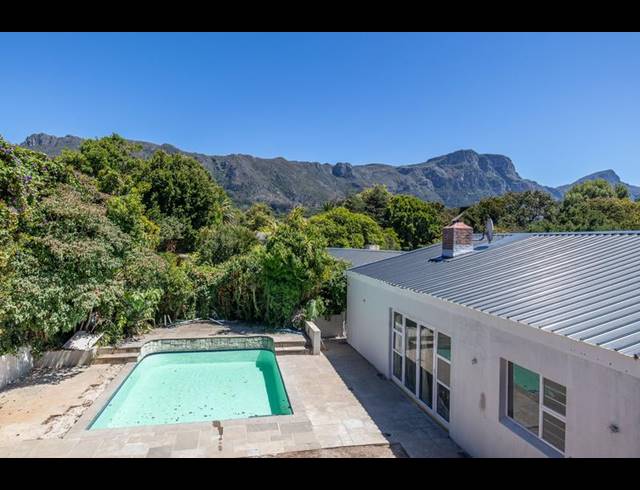 5 BEDROOM HOUSE FOR SALE IN CONSTANTIA